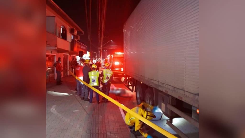 Ciclista desiquilibra e morre esmagado por caminhão em SC