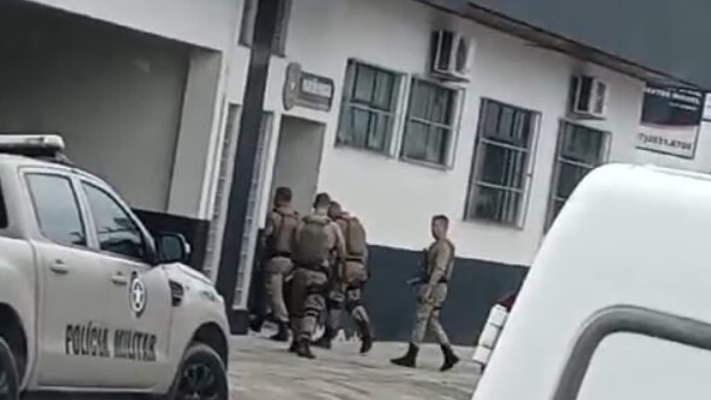 Homem que matou vizinho a facadas durante discussão é preso após sair de área de mata