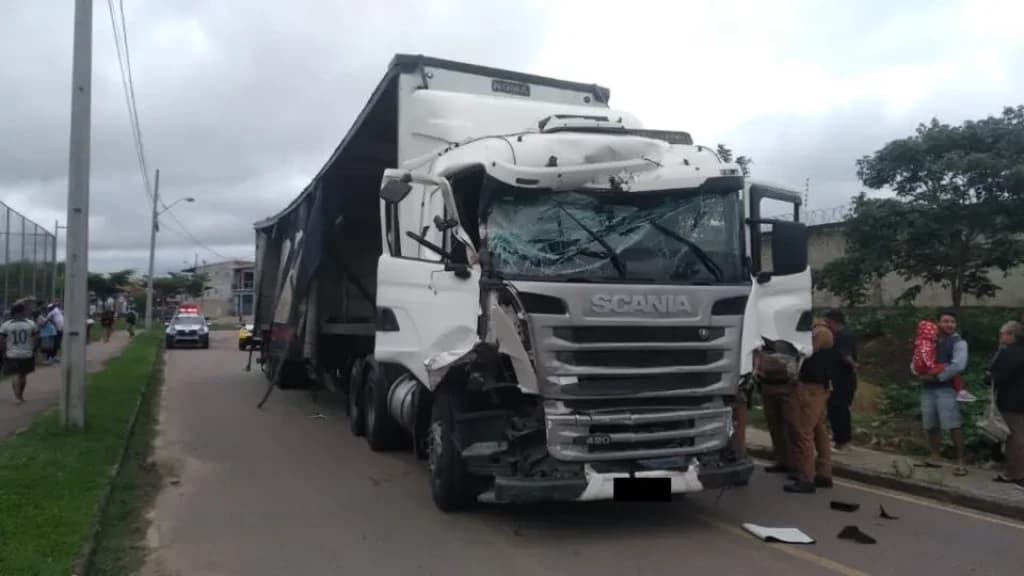 VÍDEO: Carreta carregada de cerveja causa destruição em veículos e deixa feridos