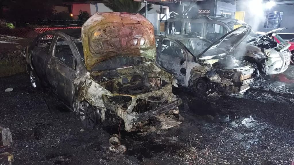Incêndio destrói completamente revenda de veículos