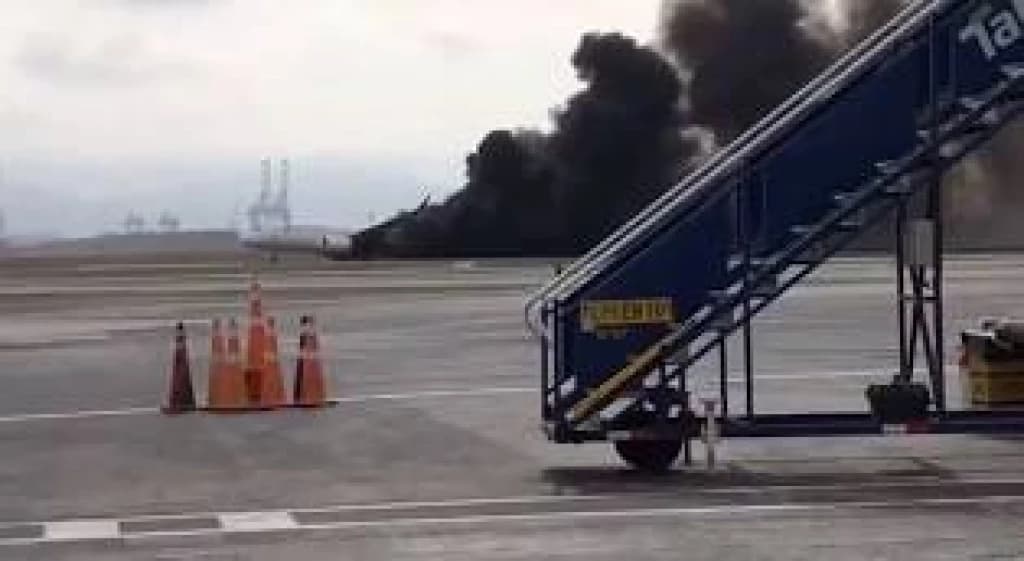 VÍDEO: Avião prestes a decolar bate em caminhão e pega fogo em aeroporto
