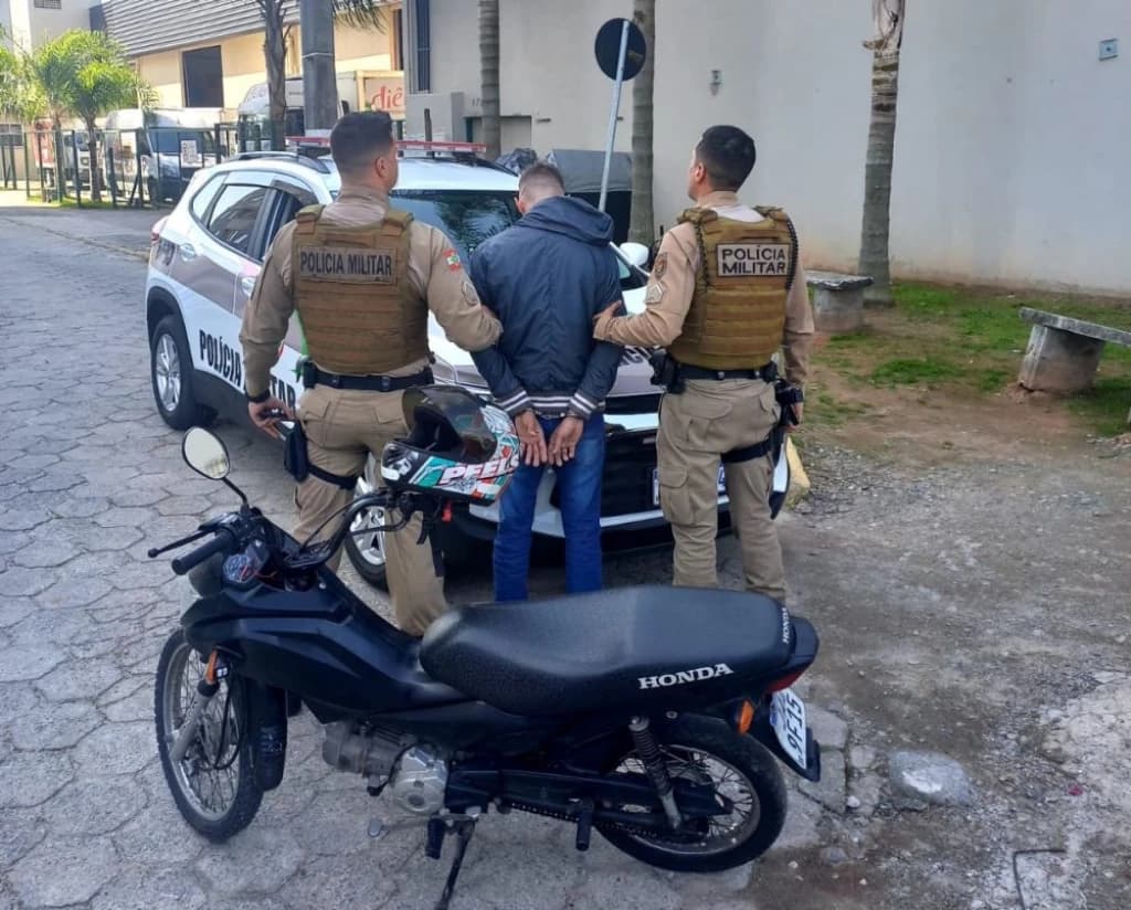 Foragido passa empinando pela PM e acaba preso, em Itapema
