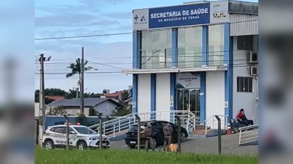 Mulher briga com colegas de trabalho e surta com faca na Secretaria de Saúde, em Penha