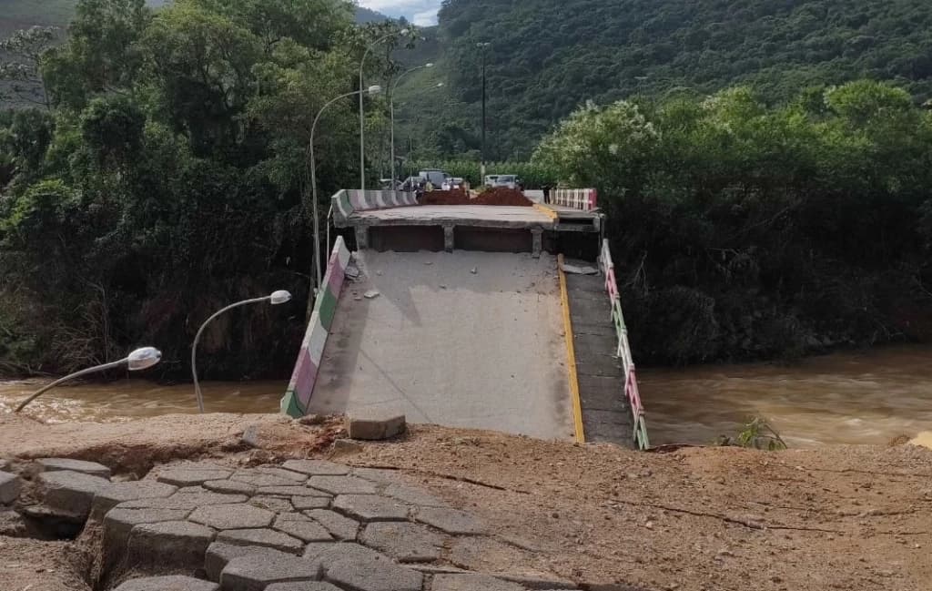 “Enorme baque”, diz prefeito de São João Batista após enchente derrubar ponte