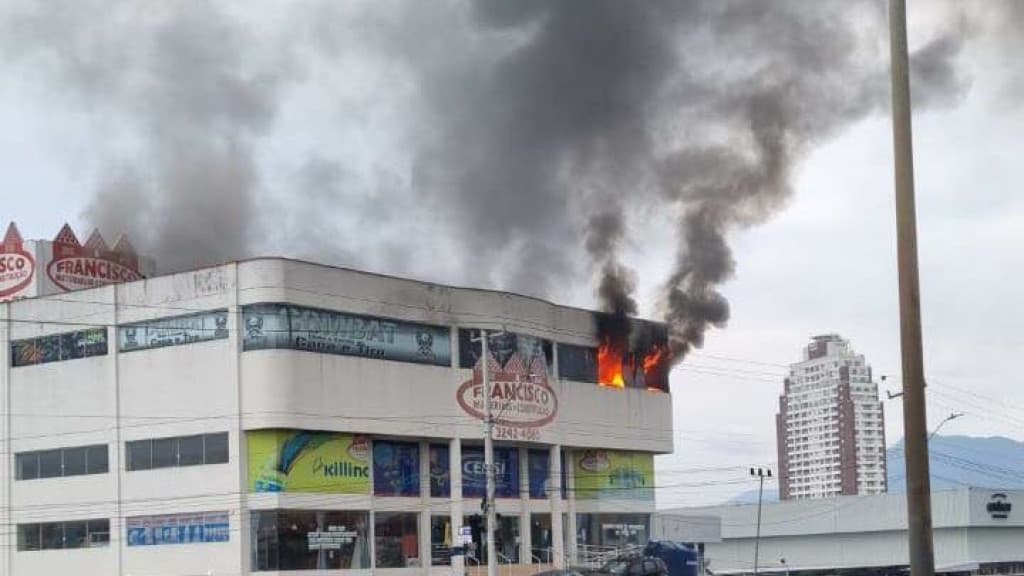 Chamas consomem clube de caça e tiro mobiliza Bombeiros na BR-101  em Palhoça