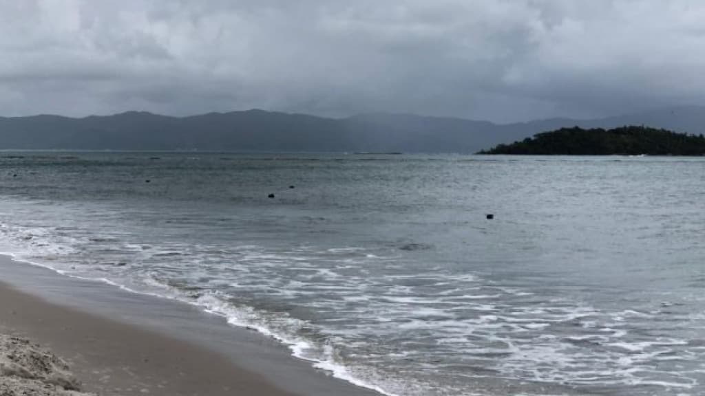 URGENTE: Embarcação encontra corpo boiando em praia de Florianópolis