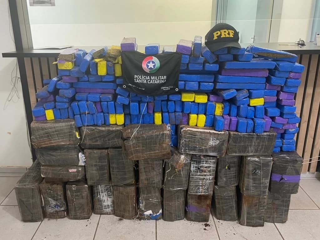 Polícia apreende mais de meia tonelada de maconha na SC-161