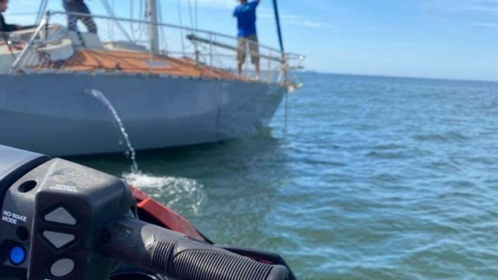 Veleiro com seis pessoas fica à deriva após bater em pedras