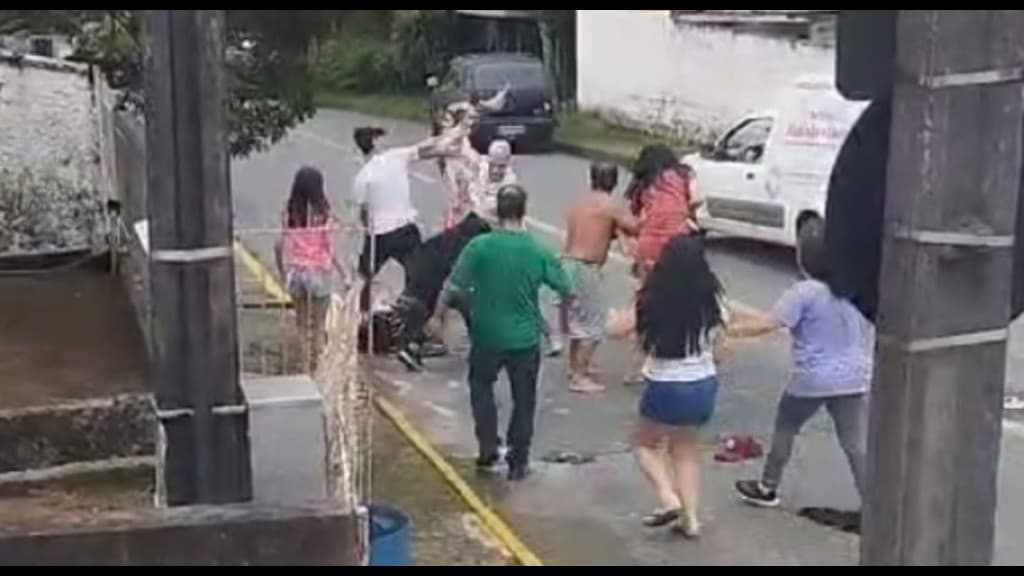 Barulho de escapamento de moto termina em pancadaria entre vizinhos