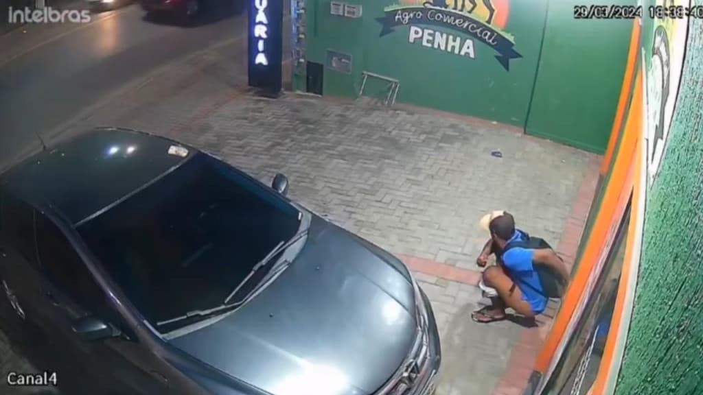 “Fez ali mesmo”: andarilho faz cocô na porta de loja em SC