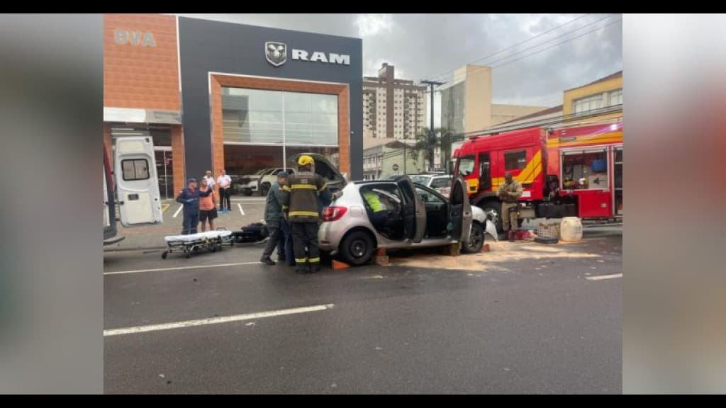 Colisão em Florianópolis deixa vítima presa nas ferragens