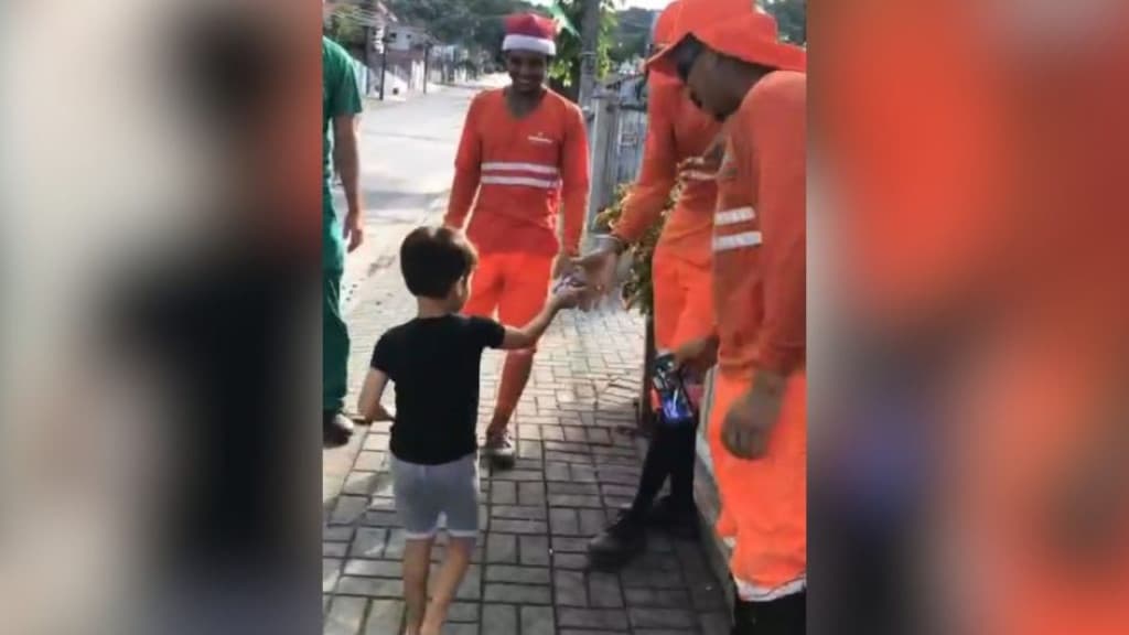 Criança faz surpresa e presenteia garis com chocolates em SC