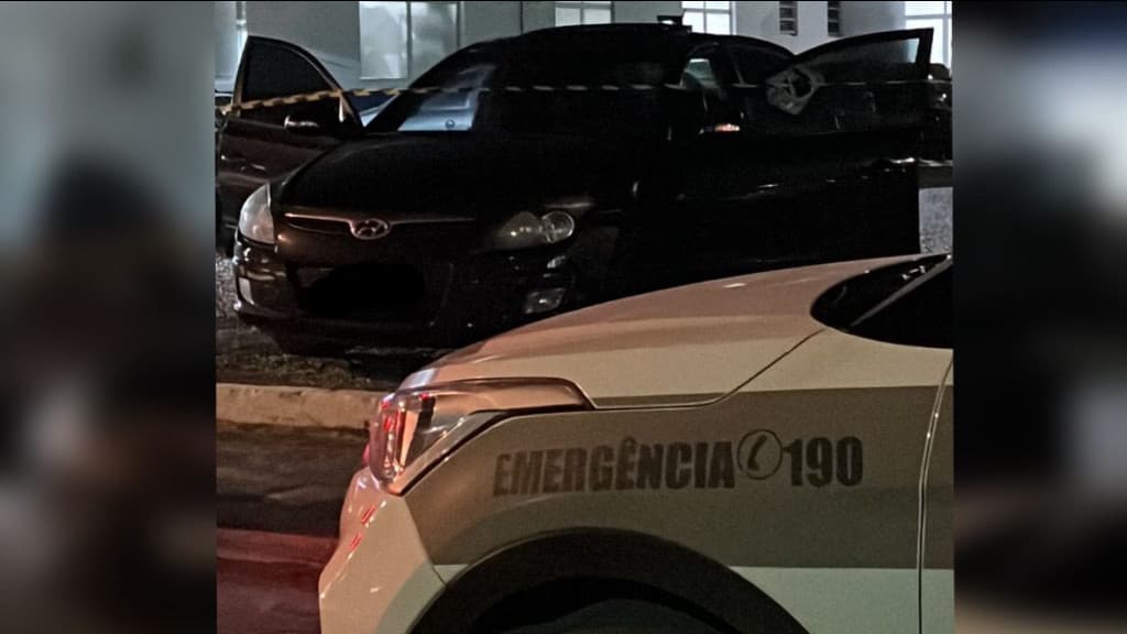 Homem é morto a tiros dentro de veículo enquanto aguardava companheira em UPA