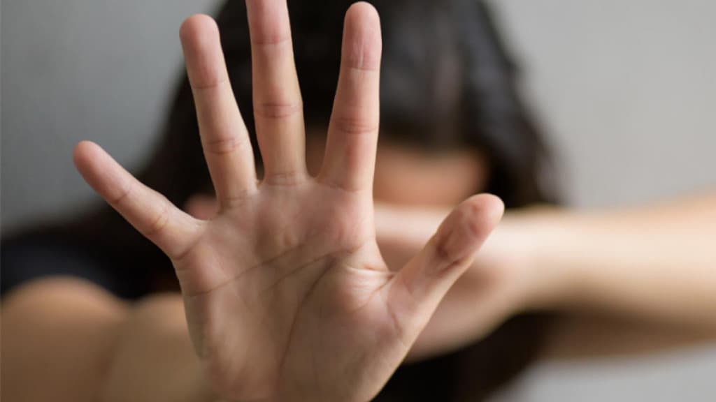 Ameaçada de morte, mulher foge de casa pulando muro
