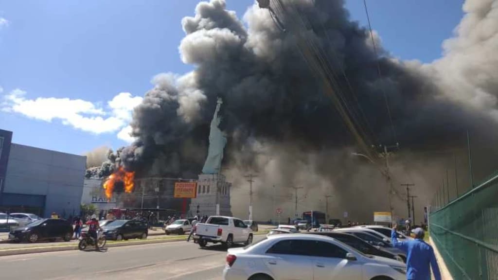VÍDEO: Incêndio destrói loja da Havan em Vitória da Conquista, na Bahia