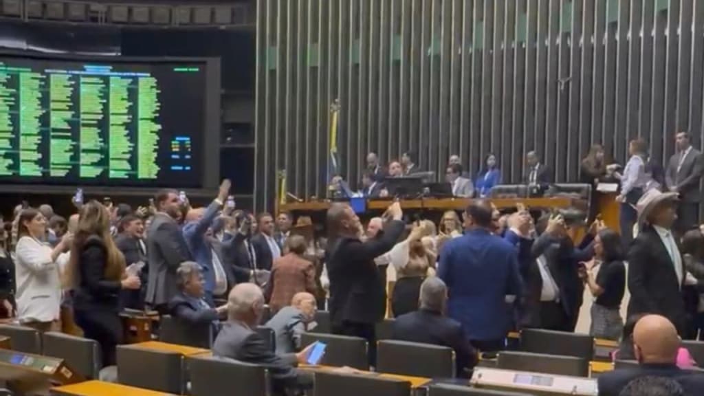 URGENTE: Aos gritos de “Lula, Ladrão”, oposição tem vitória na Câmara Federal