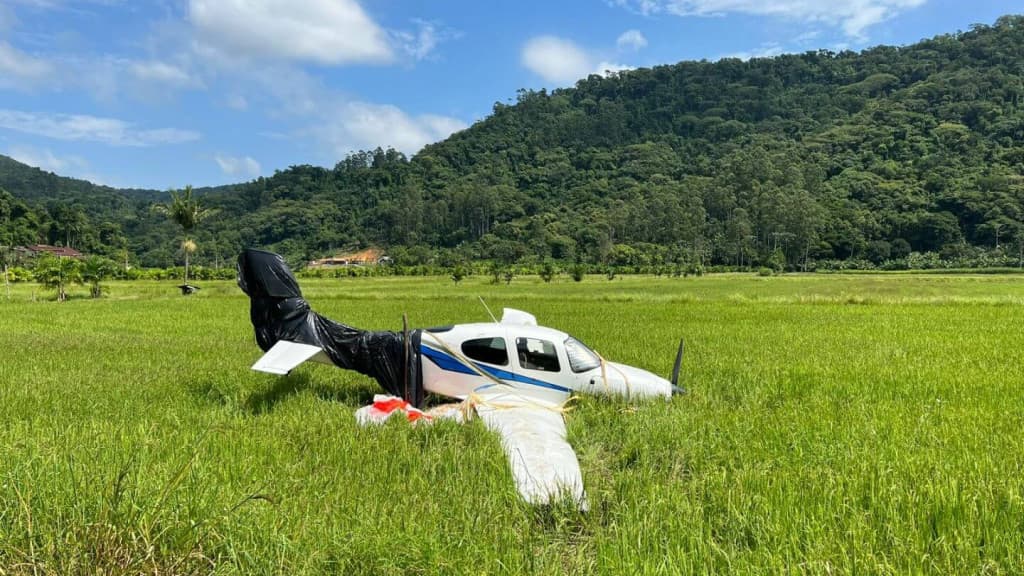 Paraquedas salva aeronave de queda em SC