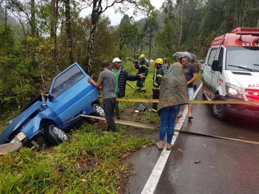 Mãe e filhos de 3 e 8 anos sofrem acidente e ficam pendurados em ribanceira