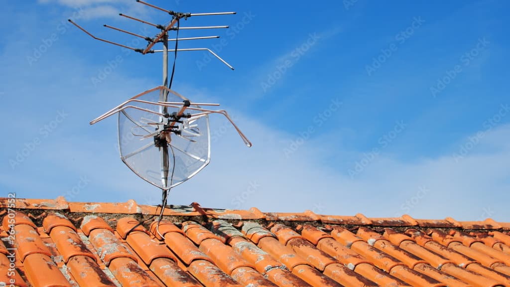 Homem espanca esposa após se irritar com sinal de antena e não conseguir assistir futebol