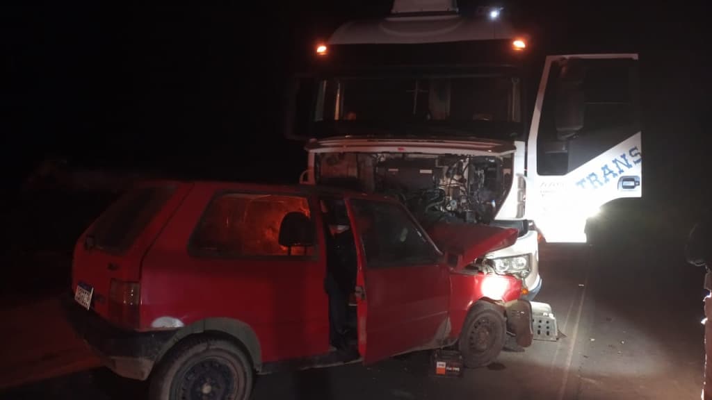 Colisão entre carro e carreta deixa dois feridos na BR-282