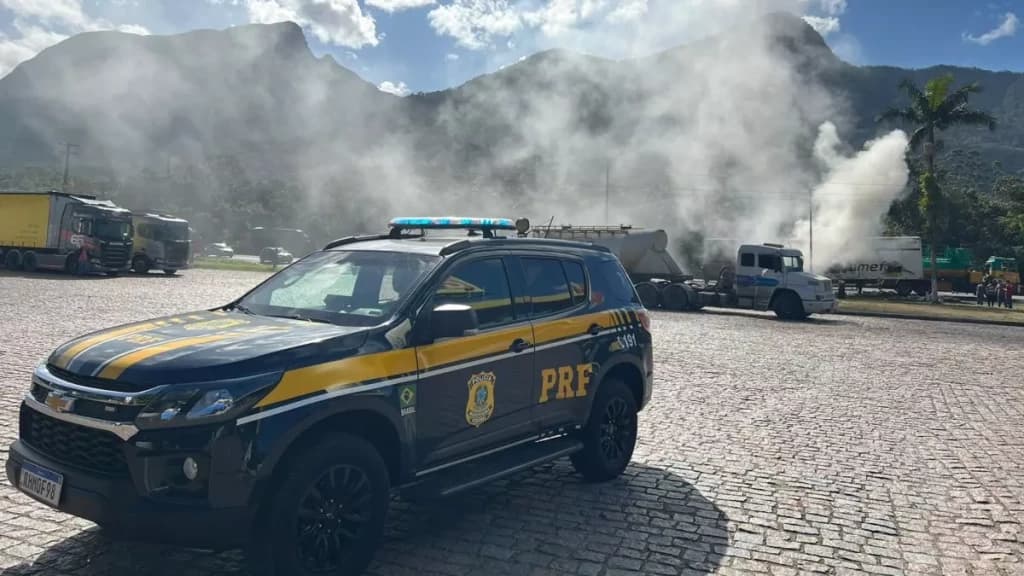 Carreta pega fogo e populares são presos por saquear carga na BR-376