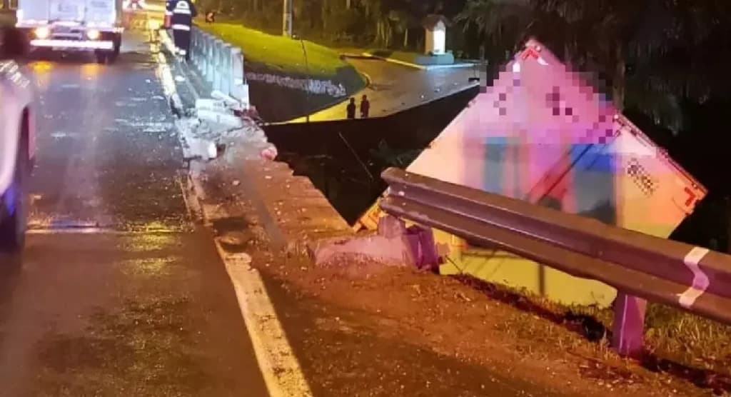 Caminhão cai de ponte na BR-470 e trabalhador fica ferido