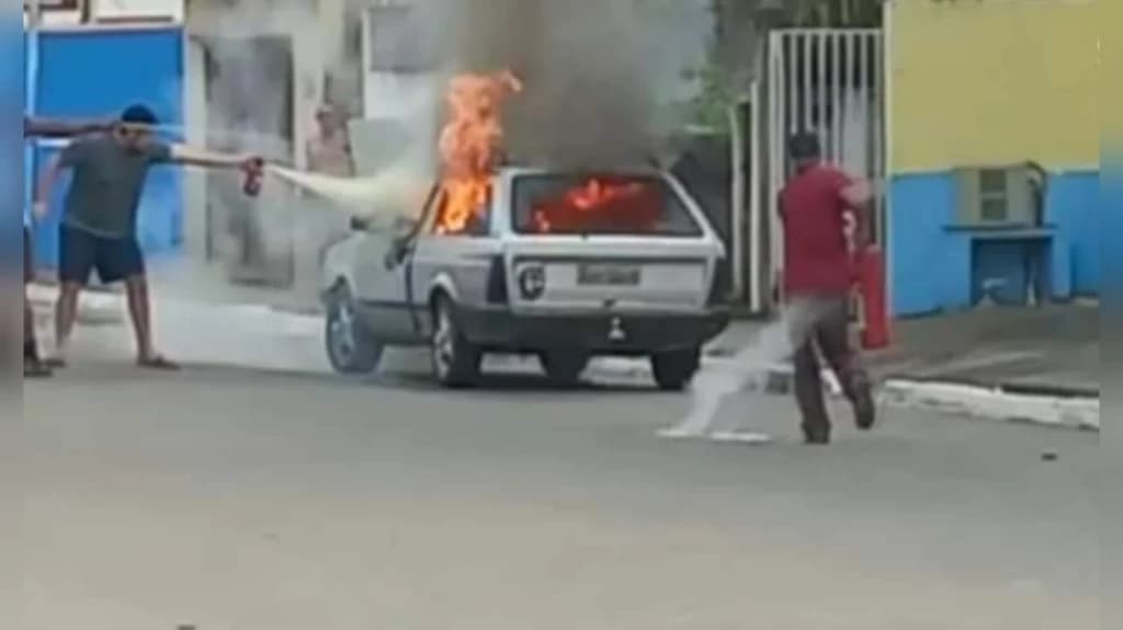 Homem morre carbonizado em carro após ameaçar incendiar companheira