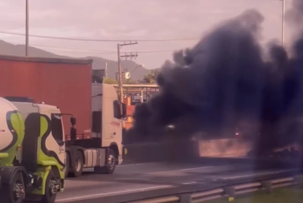 Manifestantes voltam a fechar a BR-101 em Santa Catarina