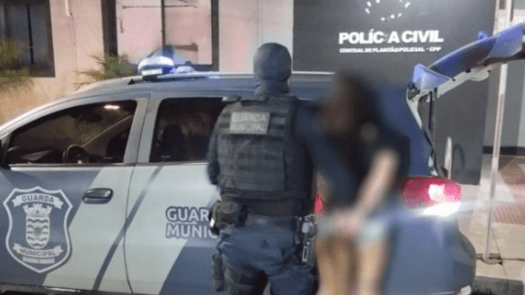 Mulher é presa sob acusações de xingar segurança de boate em BC de “macaco” e “gorila”