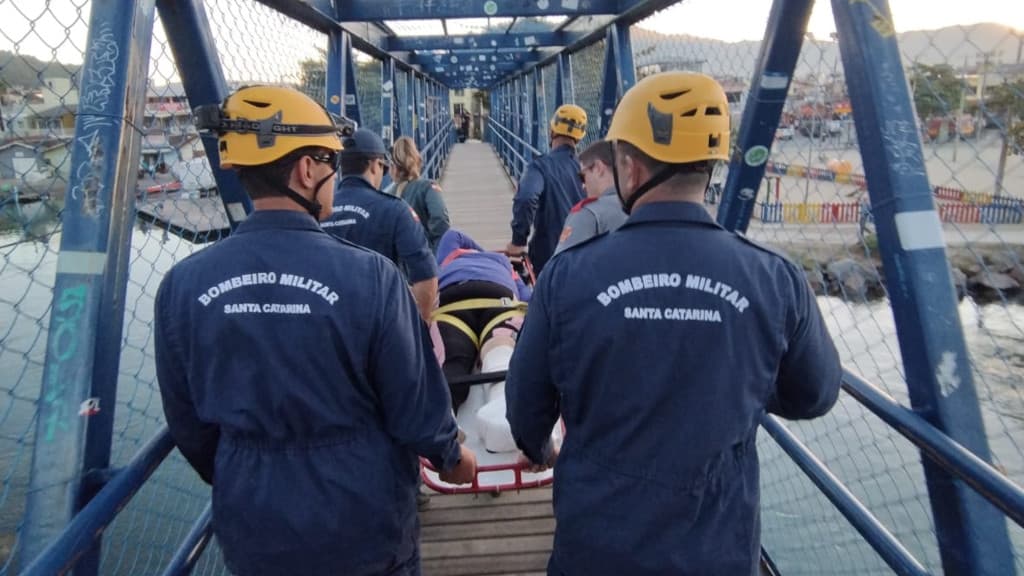 Idosa precisa de resgate após acidente em trilha de Florianópolis