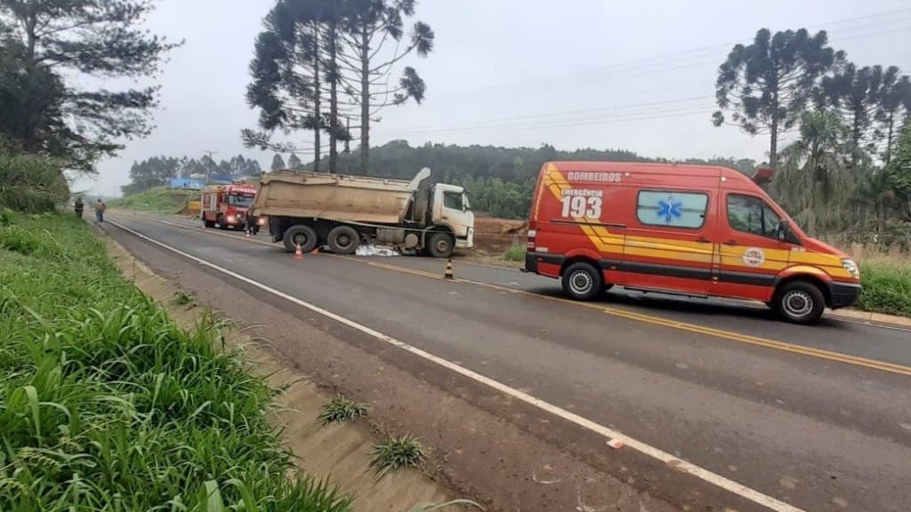 Motociclista morre após colisão com caminhão na SC-135