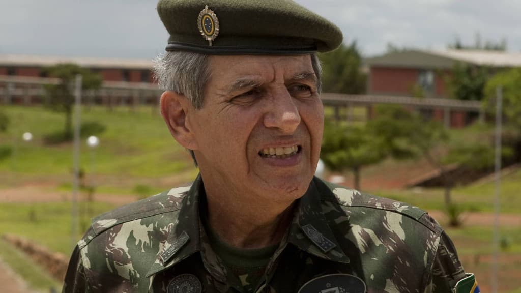 General Heleno: “continuo achando que bandido não sobe a rampa”
