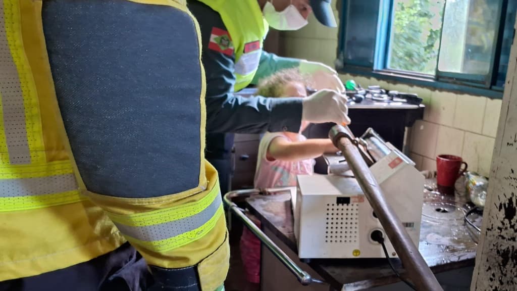 Menina de 4 anos tem dedos esmagados em cilindro