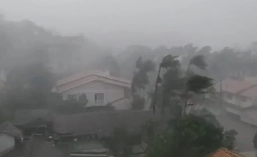 Defesa Civil de SC alerta para rajadas de vento de 90km/h e queda de granizo em SC