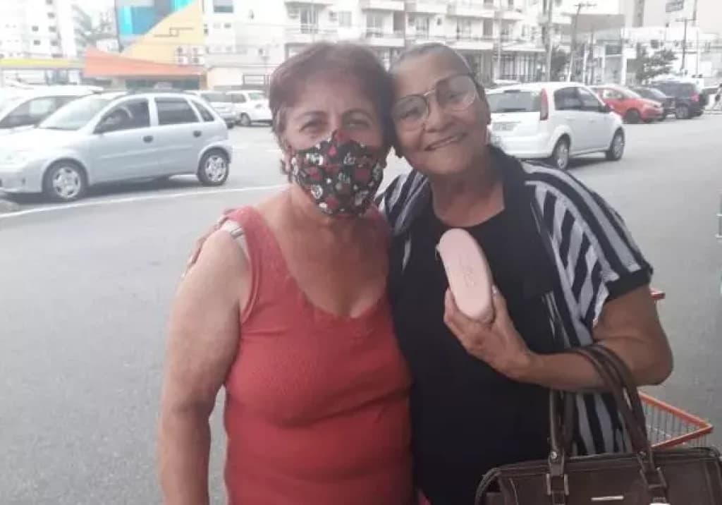 Idosa encontra dinheiro em estojo de óculos perdido e devolve emocionada