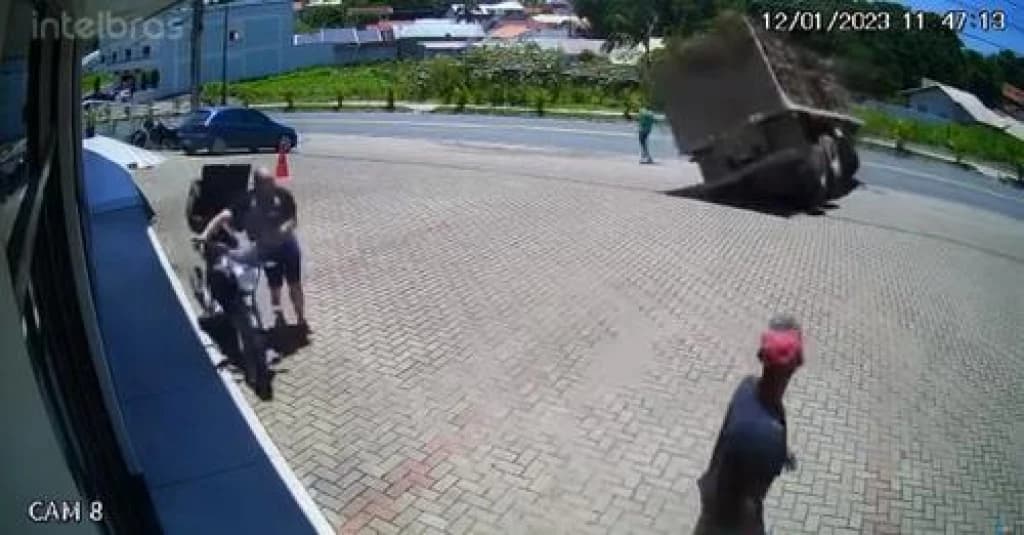 VÍDEO: Homem fica ferido após caminhão carregado com toras de madeira tombar