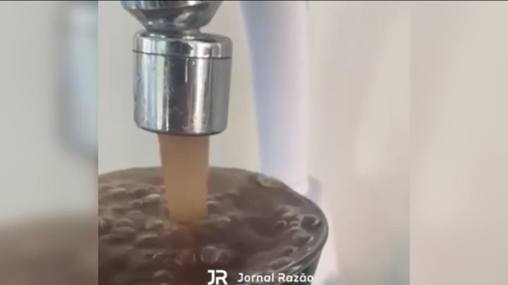 “Café na torneira”: moradores denunciam água “barrenta” fornecida pela Semasa, em Itajaí