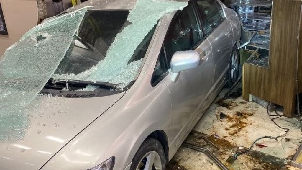 Adolescente “erra marcha” e invade cafeteria de Itajaí