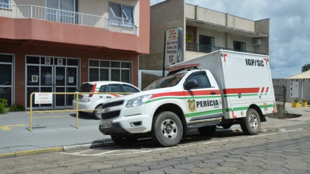 Jovem de 22 anos é assassinada na frente dos filhos, de 1, 2 e 3 anos