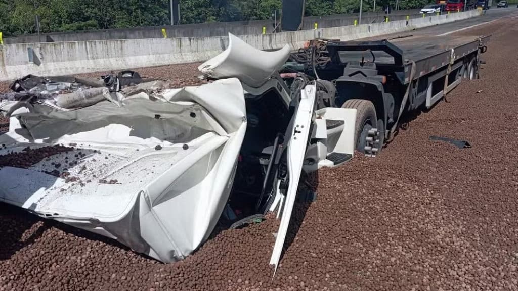 Caminhoneiro morre prensado pelo próprio caminhão na área de escape da BR-376
