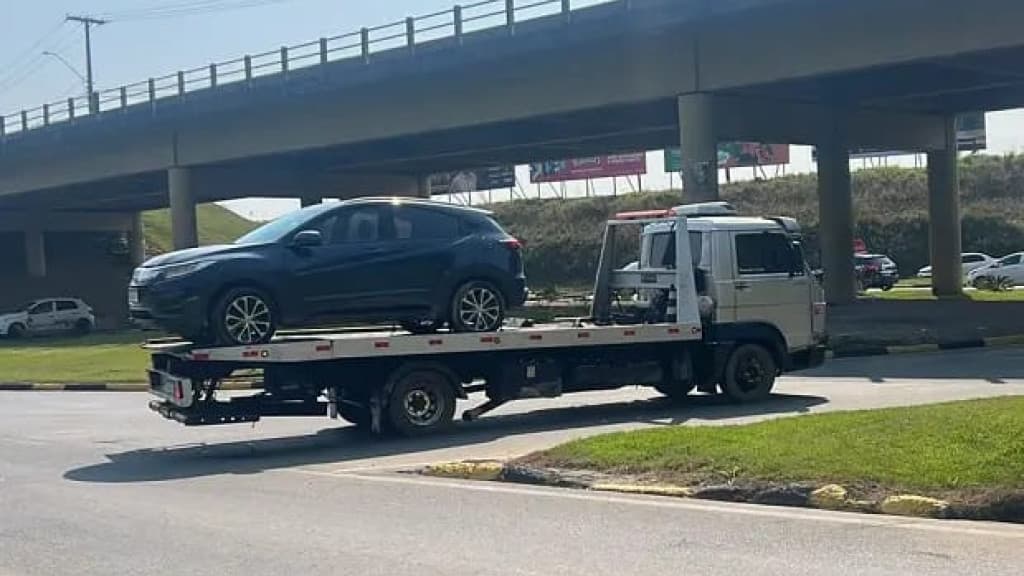 Carro usado no sequestro de filha de pastor é encontrado em área de mata