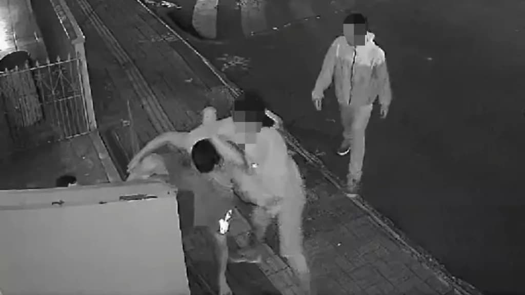 VÍDEO: Homem é espancado em frente a residência com chutes e socos na cabeça