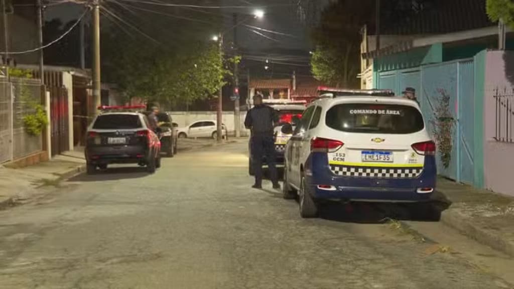 Adolescente mata pai, mãe e irmã após ficar de castigo e ter celular retirado
