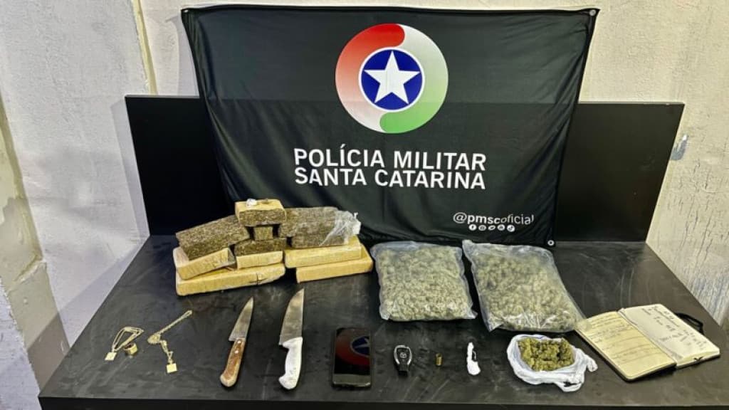 Homens são presos em Balneário Camboriú com bebê e mais de 4 kg de drogas
