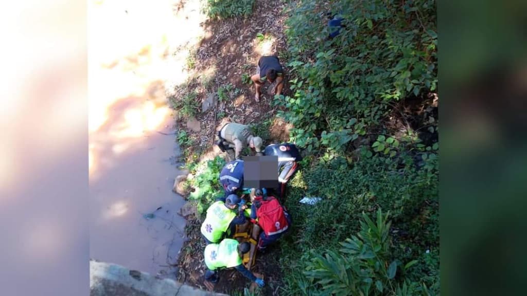 Adolescente é resgatado após cair de ponte