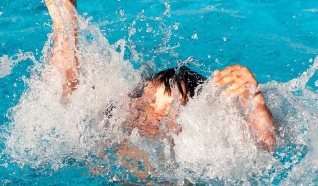 Criança de 1 ano é reanimada após se afogar em piscina