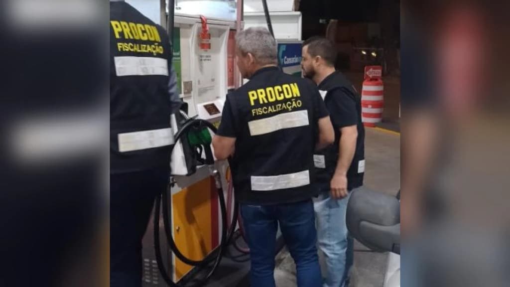 Postos de combustíveis cobram preços abusivos após manifestações e são autuados