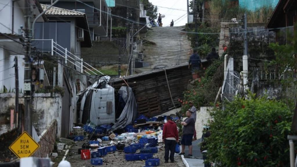 Caminhão de bebidas tomba e causa apagão em bairro de Florianópolis