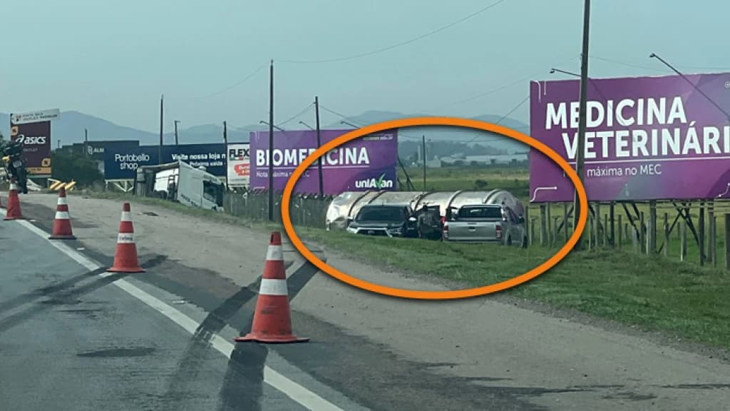 Duas pessoas ficam feridas após carreta tombar na BR-101, em TIjucas