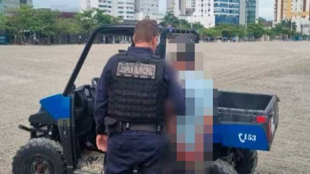 Homem é detido após mostrar genitália em praia de Balneário Camboriú